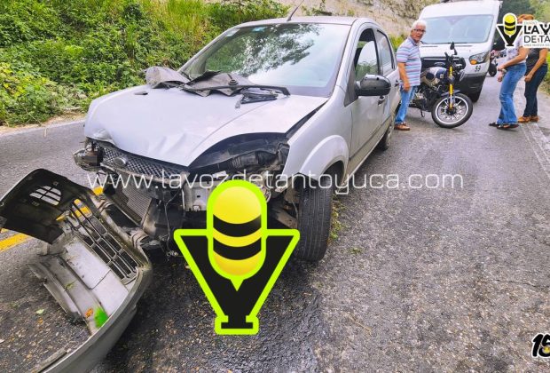 Automovilista evita colisión frontal con tráiler y se impacta contra roca en la Papantla - Poza Rica