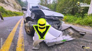 Automovilista evita colisión frontal con tráiler y se impacta contra roca en la Papantla - Poza Rica 