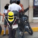 Caen estudiantes de motocicleta al pasar un tope