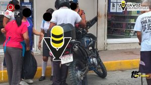 Caen estudiantes de motocicleta al pasar un tope