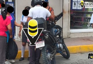 Caen estudiantes de motocicleta al pasar un tope