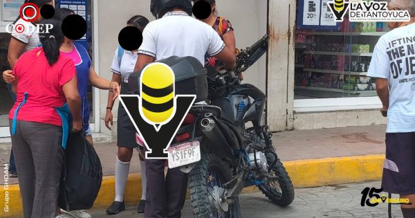 Caen estudiantes de motocicleta al pasar un tope