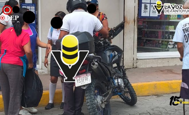 Caen estudiantes de motocicleta al pasar un tope