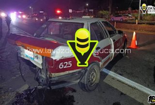 ¡Choque brutal entre taxis en la México–Tuxpan termina con una unidad volcada y abandonada!