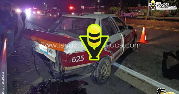 ¡Choque brutal entre taxis en la México–Tuxpan termina con una unidad volcada y abandonada!