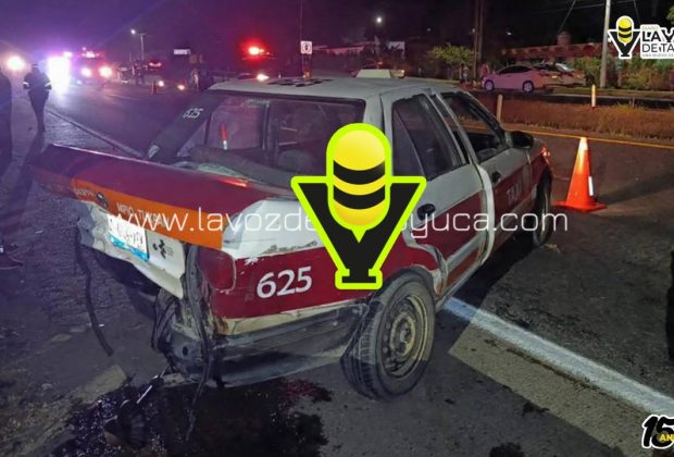 ¡Choque brutal entre taxis en la México–Tuxpan termina con una unidad volcada y abandonada!