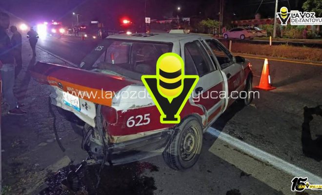 ¡Choque brutal entre taxis en la México–Tuxpan termina con una unidad volcada y abandonada!