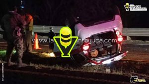 ¡Choque brutal entre taxis en la México–Tuxpan termina con una unidad volcada y abandonada!