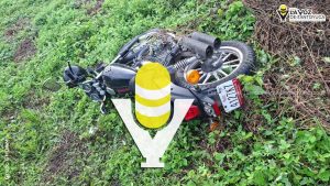 Motorista derrapa y huye; localizan su motocicleta abandonada