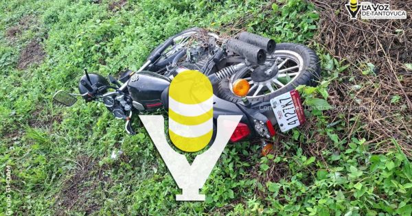Motorista derrapa y huye; localizan su motocicleta abandonada