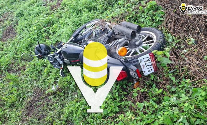 Motorista derrapa y huye; localizan su motocicleta abandonada