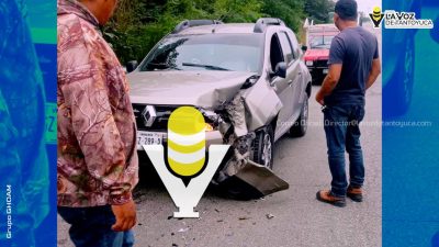 Accidente en la Alazán - Canoas; camión pierde neumático y golpea a vehículo