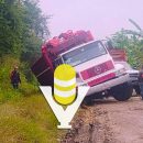 Camión estuvo a punto de volcar en un camino vecinal, en Chicontepec