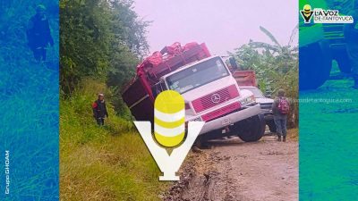 Camión estuvo a punto de volcar en un camino vecinal, en Chicontepec