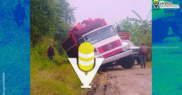 Camión estuvo a punto de volcar en un camino vecinal, en Chicontepec