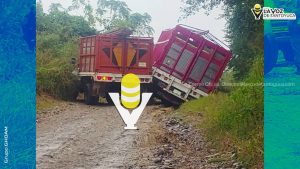 Camión estuvo a punto de volcar en un camino vecinal, en Chicontepec