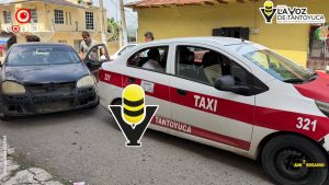 Choque entre taxi y auto compacto deja daños materiales mínimos