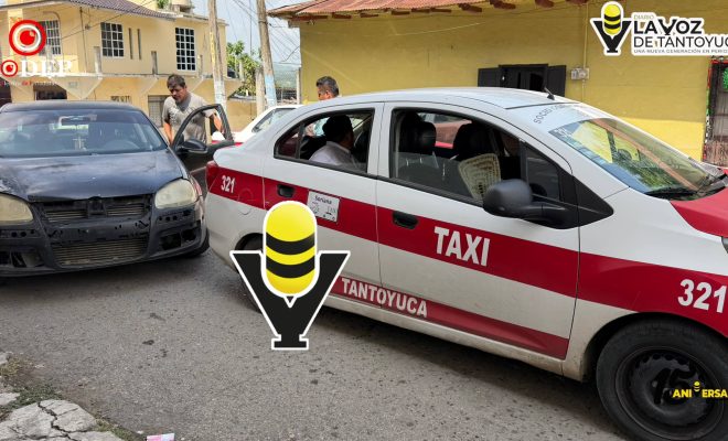 Choque entre taxi y auto compacto deja daños materiales mínimos
