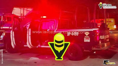 Patrulla estatal choca y termina incrustada en juegos mecánicos en Tihuatlán