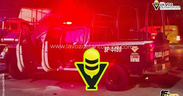 Patrulla estatal choca y termina incrustada en juegos mecánicos en Tihuatlán