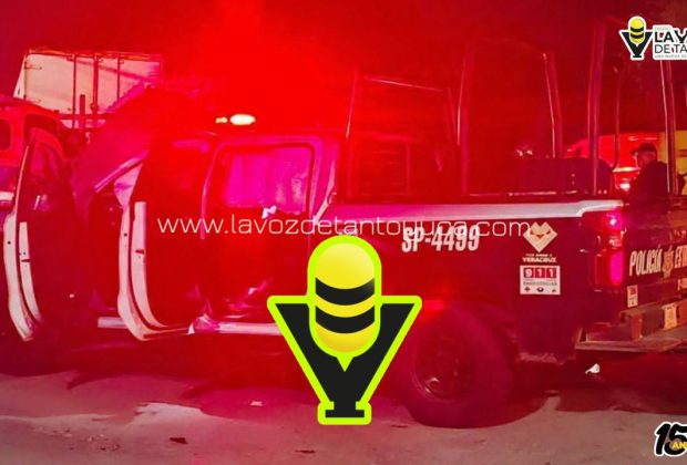 Patrulla estatal choca y termina incrustada en juegos mecánicos en Tihuatlán