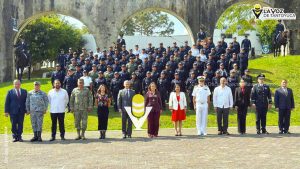 Fiscal General asiste a la ceremonia de graduación en el CEIS