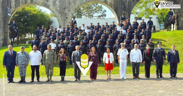 Fiscal General asiste a la ceremonia de graduación en el CEIS