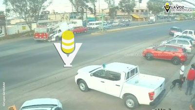 Camioneta choca contra camión de bomberos