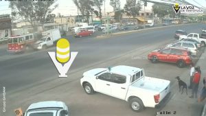 Camioneta choca contra camión de bomberos 