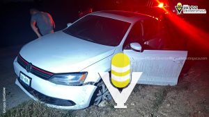 Ebrio pierde el control de su vehículo y termina en una cuneta, en Tantoyuca