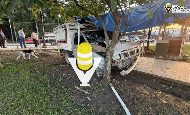 Camioneta se mete a una escuela y arrolla a una mujer