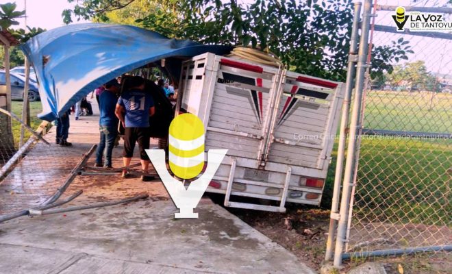 Camioneta se mete a una escuela y arrolla a una mujer