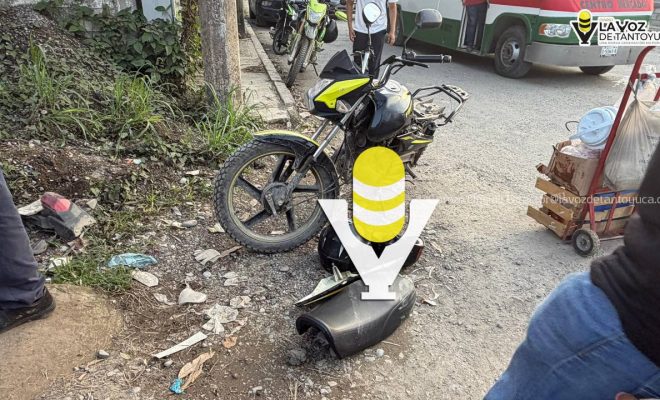 Camioneta se mete a una escuela y arrolla a una mujer