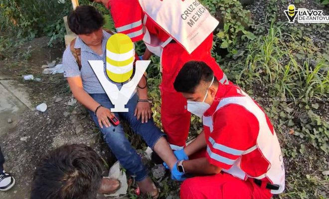 Camioneta se mete a una escuela y arrolla a una mujer