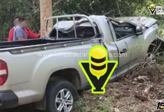 Confirman el deceso de dos personas en aparatosa volcadura de camioneta en la Sierra de Otontepec
