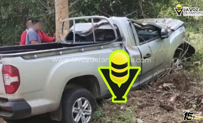 Confirman el deceso de dos personas en aparatosa volcadura de camioneta en la Sierra de Otontepec