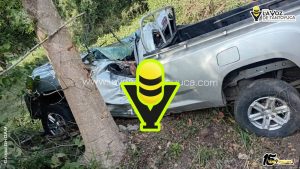 Confirman el deceso de dos personas en aparatosa volcadura de camioneta en la Sierra de Otontepec