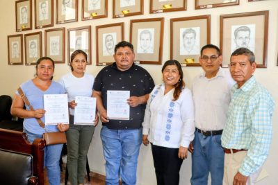Alcaldesa Aristea Fernández entrega nombramientos a Junta de Mejoras de Tlacolula