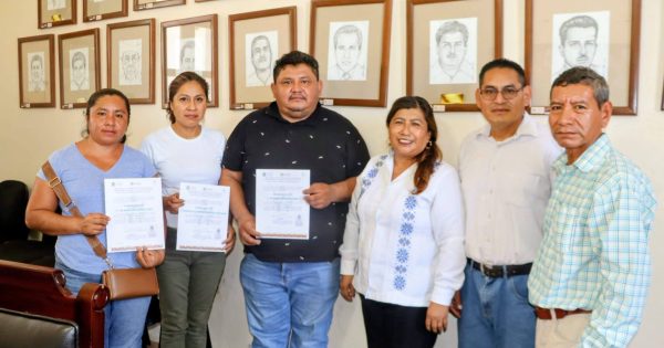 Alcaldesa Aristea Fernández entrega nombramientos a Junta de Mejoras de Tlacolula