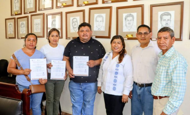 Alcaldesa Aristea Fernández entrega nombramientos a Junta de Mejoras de Tlacolula