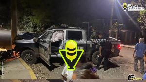 Policías pierden el control y chocan contra poste 