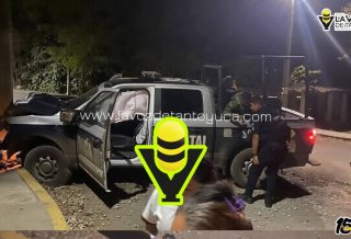 Policías pierden el control y chocan contra poste