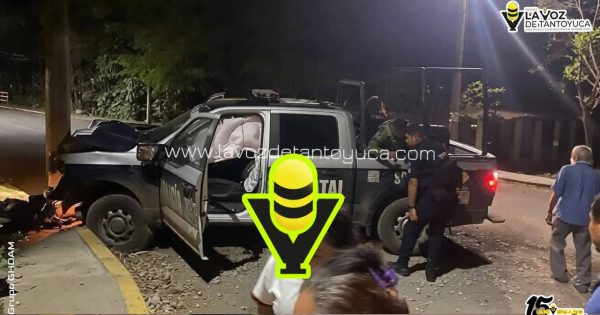 Policías pierden el control y chocan contra poste