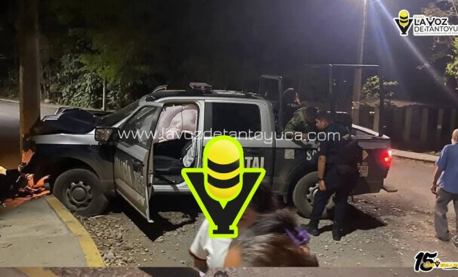 Policías pierden el control y chocan contra poste