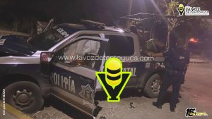 Policías pierden el control y chocan contra poste 
