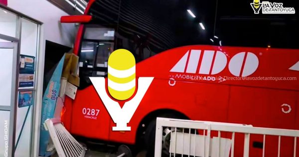 Autobús ADO se impacta contra terminal en Cosamalopan