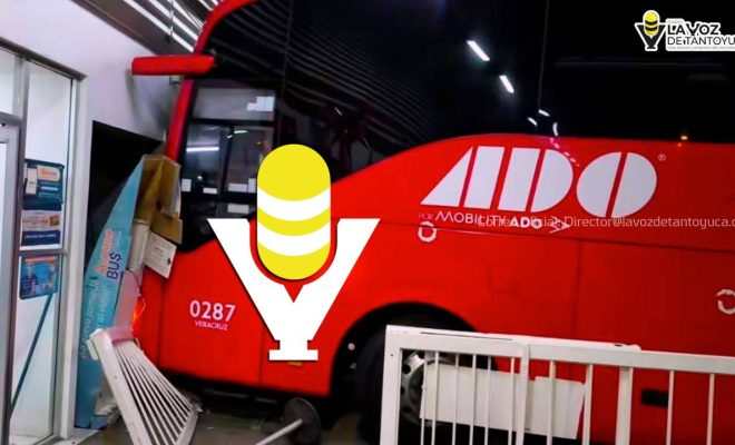 Autobús ADO se impacta contra terminal en Cosamalopan
