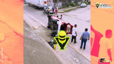 Mujer resulta lesionada en volcadura de taxi, en Coatzacoalcos