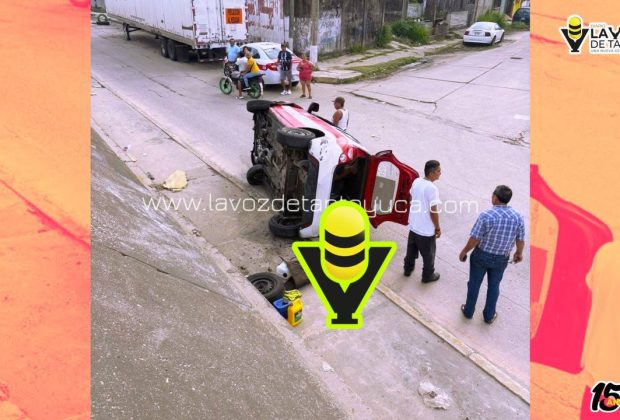 Mujer resulta lesionada en volcadura de taxi, en Coatzacoalcos