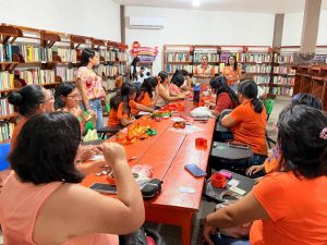Mujeres fortalecen sus habilidades con el taller “Rosas Eternas”